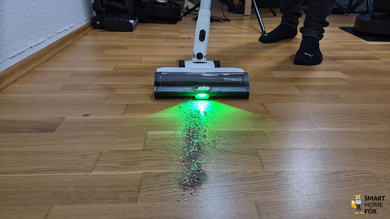 Sand wird vom Parkett aufgesaugt